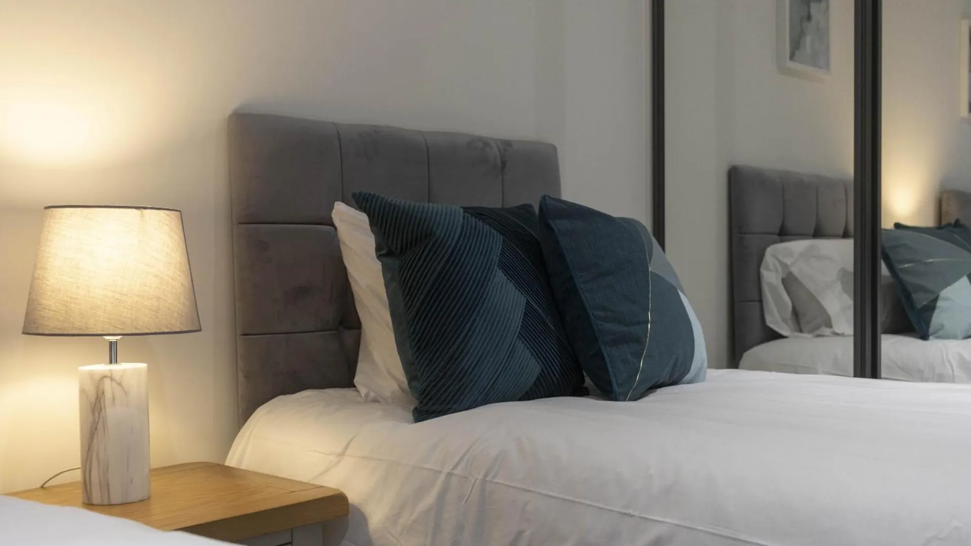 Ferienwohnung Linacre 1&2 - One And Two Bed Flat Behind The Cathedral With Free Parking And Fast Wifi Exeter Apartment